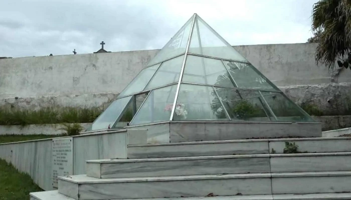 Mausoleu Da Atriz Dercy Goncalves Atracao Turistica - Santa Maria Madalena