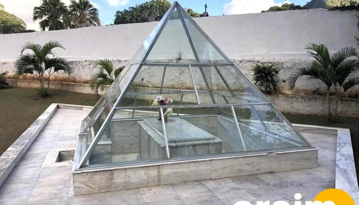 Mausoleu Da Atriz Dercy Goncalves Tudo - Santa Maria Madalena
